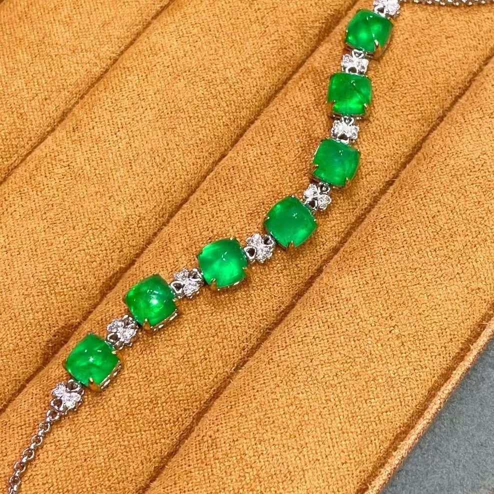 14k Gold 7.71 Ct Vivid Green Natural Emerald & Diamond Bracelet: Ref:231067140 // gold content:14k gold // main gemstone:emerald // shape:sugar-loaf // carat weight:7. 71ct // color:vivid green // treatment:natural // // adjacent gemstone 2 : diamond // number of