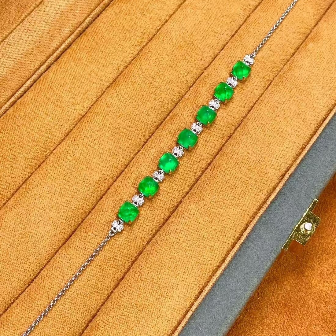 14k Gold 7.71 Ct Vivid Green Natural Emerald & Diamond Bracelet - 2