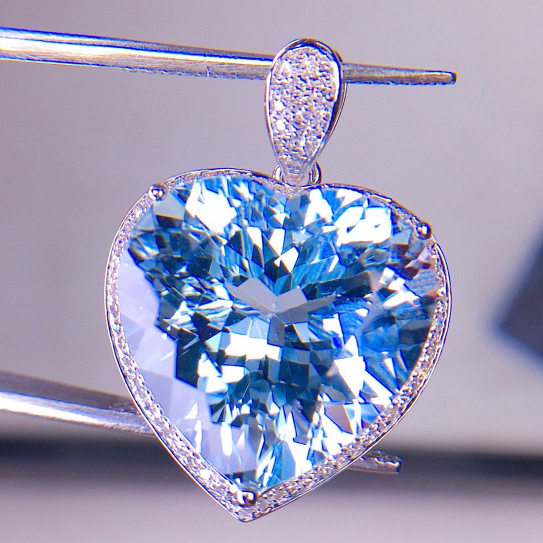 14k Gold 12.52 Ct Natural Aquamarine & Diamond Pendant( Without Chain ): Ref:231067204 // gold content:14k gold // main gemstone:aquamarine // shape:heart // carat weight:12. 52ct // color:santa maria color // treatment:natural // // adjacent gemstone 2 : diamond //