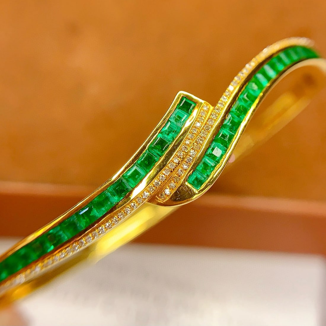 14k Gold 4 Ct Vivid Green Natural Emerald & Diamond Bangle - 5