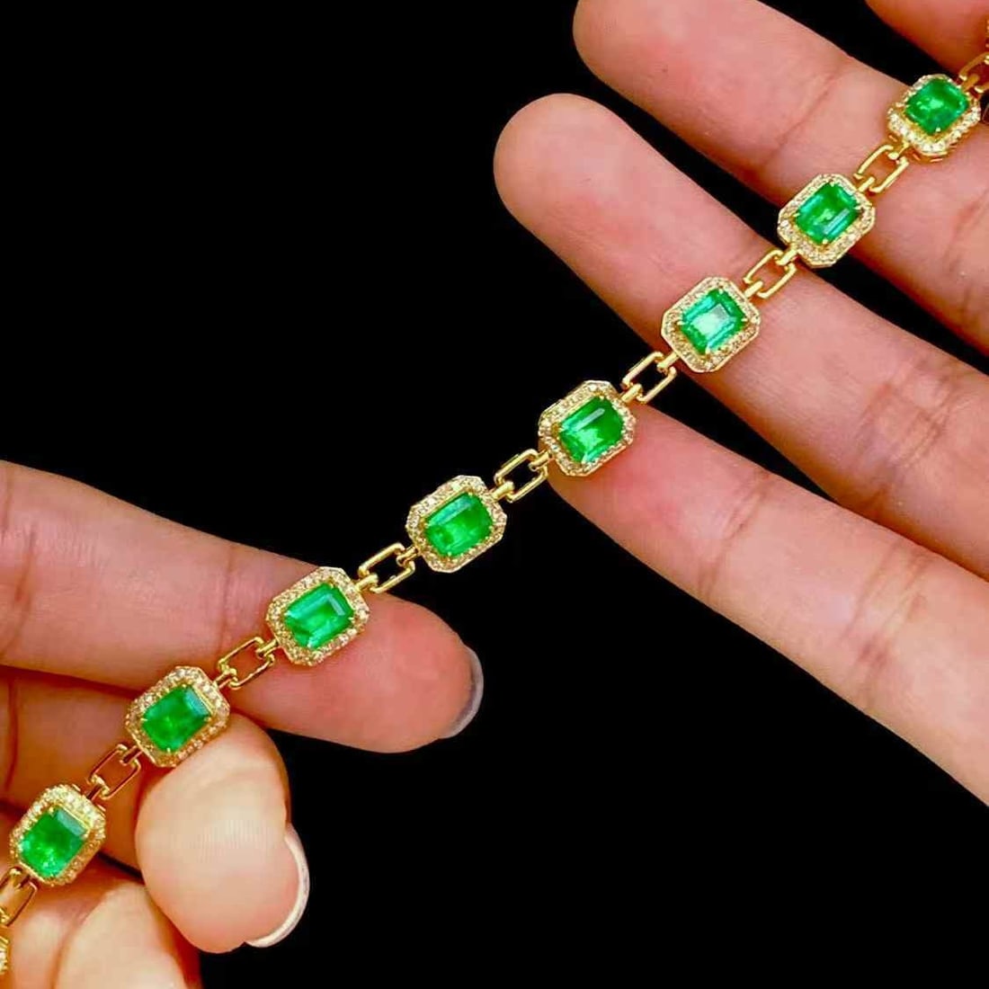 14k Gold 8.2 Ct Vivid Green Natural Emerald & Diamond Bracelet - 2
