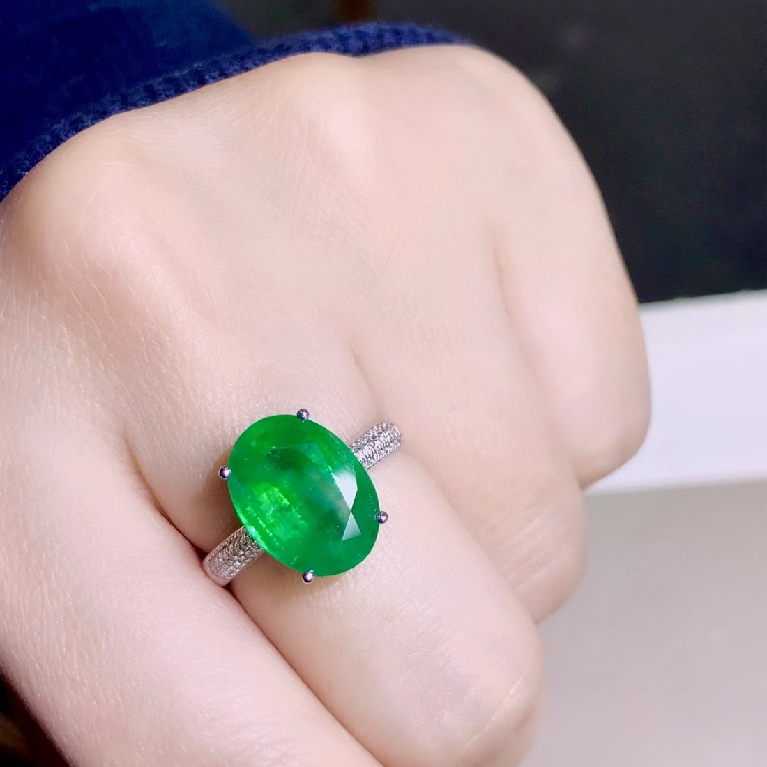 14k Gold 4.4 Ct Vivid Green Natural Emerald & Diamond Ring - 2