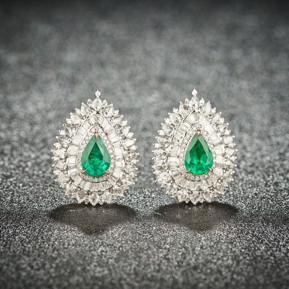 14k Gold 2.81 Ctw Natural Emerald & Diamond Earrings: Ref:231068001 // gold content:14k gold // main gemstone:emerald // shape:pear // carat weight:1. 06ct // color:green // treatment:natural // // adjacent gemstone 2 : diamond // shape:multiply //