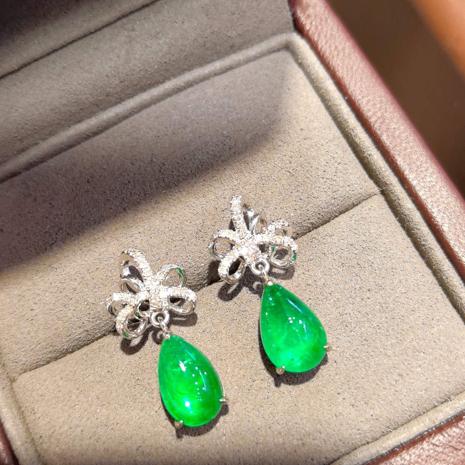 14k Gold 4.80 Ctw Vivid Green Natural Emerald & Diamond Earrings: Ref:231068052 // gold content:14k gold // main gemstone:emerald // shape:pear // carat weight:4. 60ct // color:vivid green // treatment:natural // // adjacent gemstone 2 : diamond // shape:round //