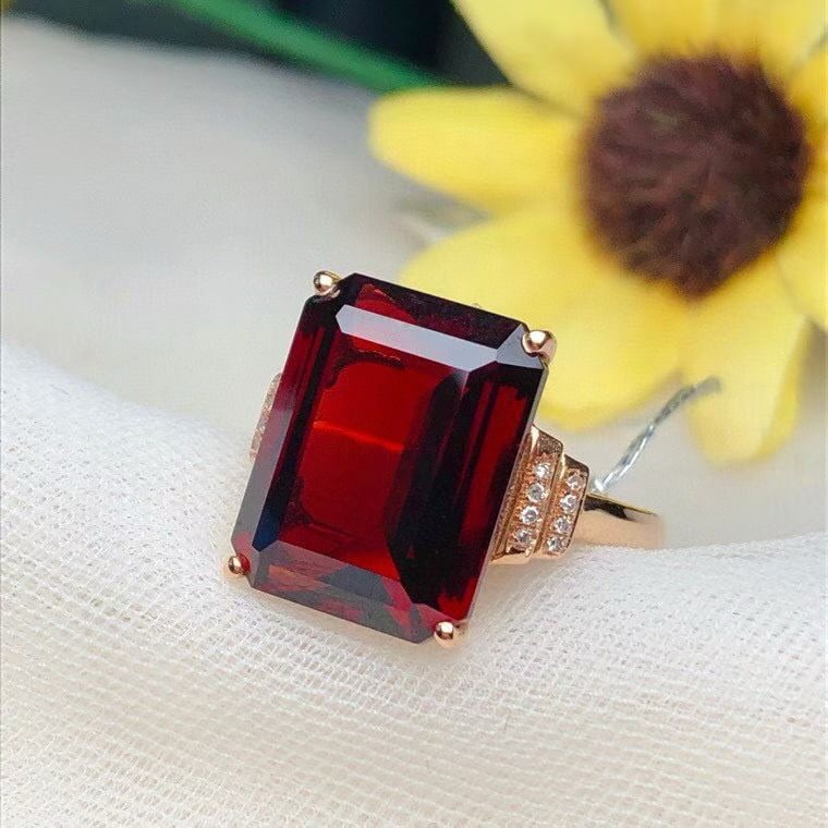 14k Gold 12.03 Ct Natural Garnet & Diamond Ring: Ref:231068065 // gold content:14k gold // ring size:7. 25us // // main gemstone:garnet // shape:octagonal // carat weight:12. 03ct // color:red // treatment:natural // // adjacent gemstone 2 :