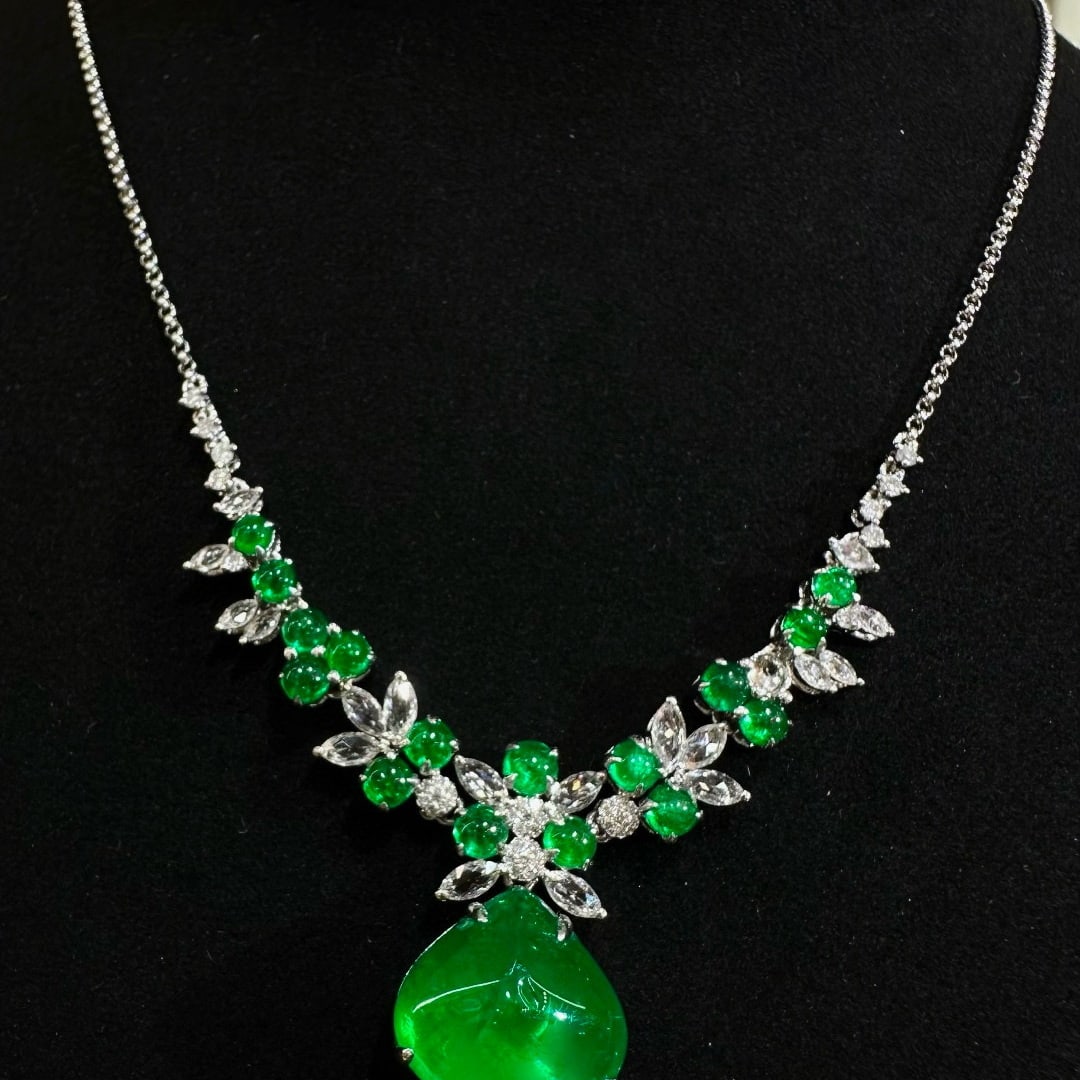 14k Gold 9.76 Ct Vivid Green Natural Emerald & Diamond Necklace: Ref:231068068 // gold content:14k gold // main gemstone:emerald // shape:pear // carat weight:9. 76ct // color:vivid green // treatment:natural // // adjacent gemstone 2 : diamond // shape:multiply //