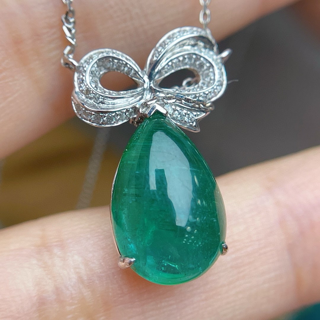 14k Gold 6.85 Ct Natural Emerald & Diamond Necklace: Ref:231068113 // gold content:14k gold // main gemstone:emerald // shape:pear // carat weight:6. 85ct // color:green // treatment:natural // // adjacent gemstone 2 : diamond // shape:round // clarity
