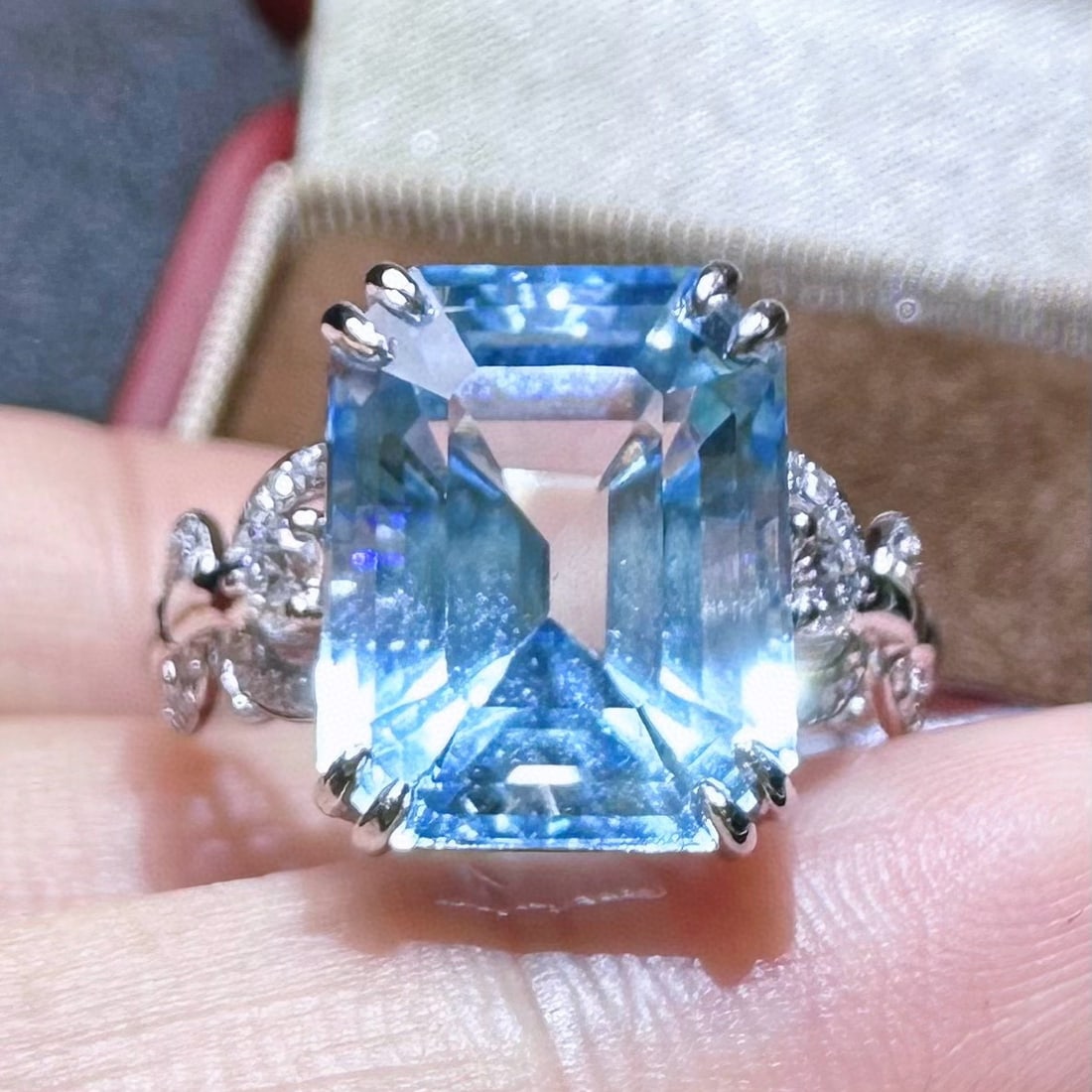 14k Gold 6.47 Ctw Natural Aquamarine & Diamond Ring: Ref:231068116 // gold content:14k gold // ring size:7. 25us // // main gemstone:aquamarine // shape:octagonal // carat weight:6. 23ct // color:santa maria color // treatment:natural // // adjacent gem