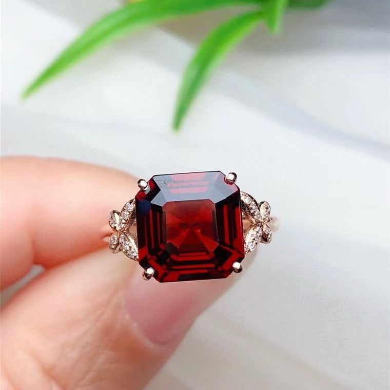 14k Gold 5.00 Ct Natural Garnet & Diamond Ring: Ref:231068139 // gold content:14k gold // ring size:7. 25us // // main gemstone:garnet // shape:octagonal // carat weight:5. 00ct // color:red // treatment:natural // // adjacent gemstone 2 : diamond