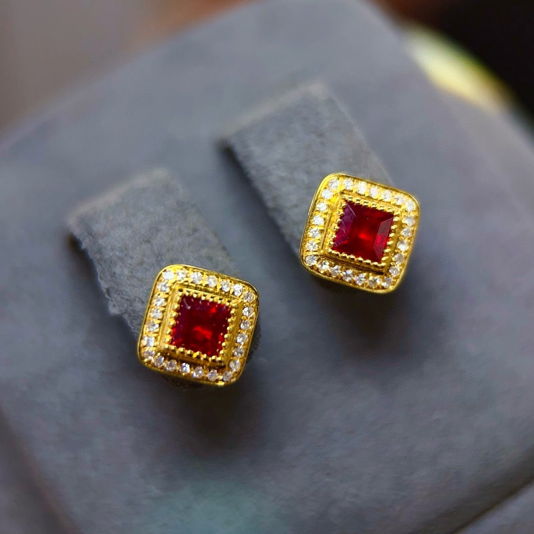 14k Gold 0.85 Ct Natural Ruby & Diamond Earrings: Ref:231068163 // gold content:14k gold // main gemstone:ruby // shape:square // carat weight:0. 85ct // color:red // treatment:natural // // adjacent gemstone 2 : diamond // number of stones:48 //