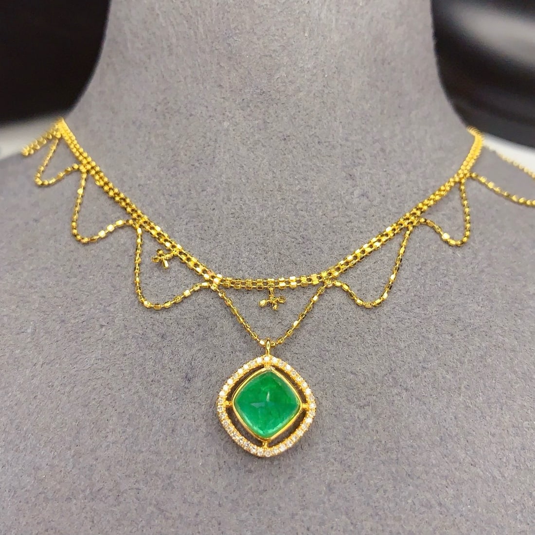 14k Gold 1.8 Ct Vivid Green Natural Emerald & Diamond Necklace: Ref:231068169 // gold content:14k gold // main gemstone:emerald // shape:sugar-loaf // carat weight:1. 8ct // color:vivid green // treatment:natural // // adjacent gemstone 2 : diamond // number of st