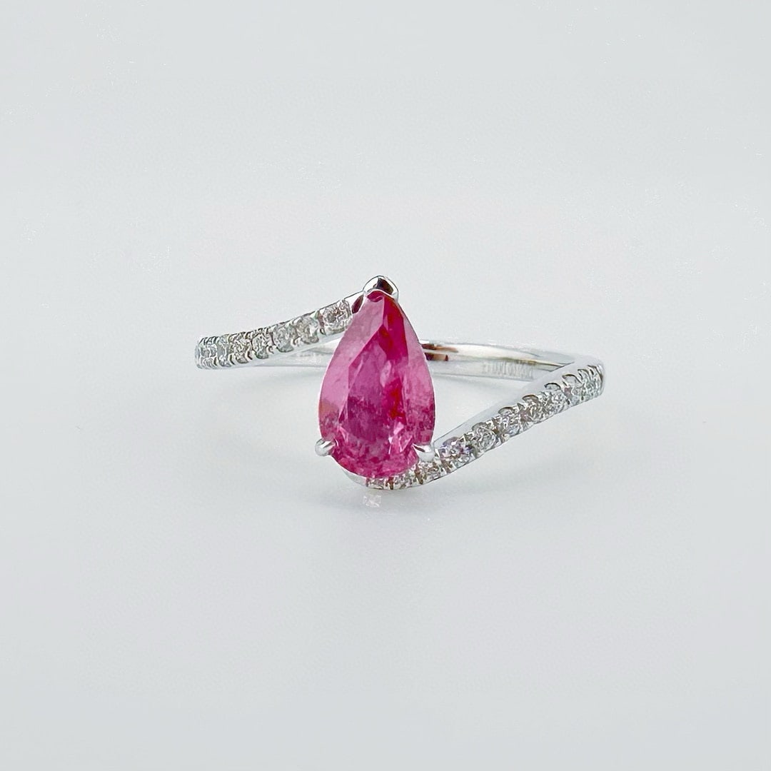 14k Gold 1.15 Ctw Natural Padparadscha Sapphire & Diamond Ring: Ref:231068241 // gold content:14k gold // ring size:7. 25us // // main gemstone:padparadscha sapphire // shape:pear // carat weight:1. 0ct // color:orangish pink // treatment:natural // // adjacent ge