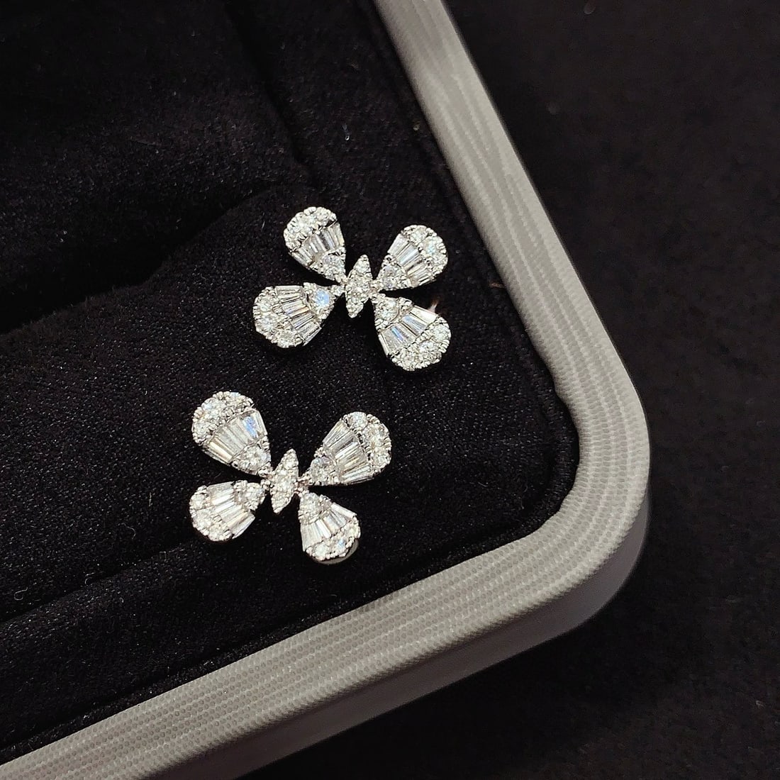 14k Gold 2 Ct Natural H Diamond Earrings: Ref:231068243 // gold content:14k gold // main gemstone:diamond // shape:multiply // carat weight:2ct // clarity grade:vs-si // color:h // treatment:natural // Condition: New Low Estimate: 3100.00