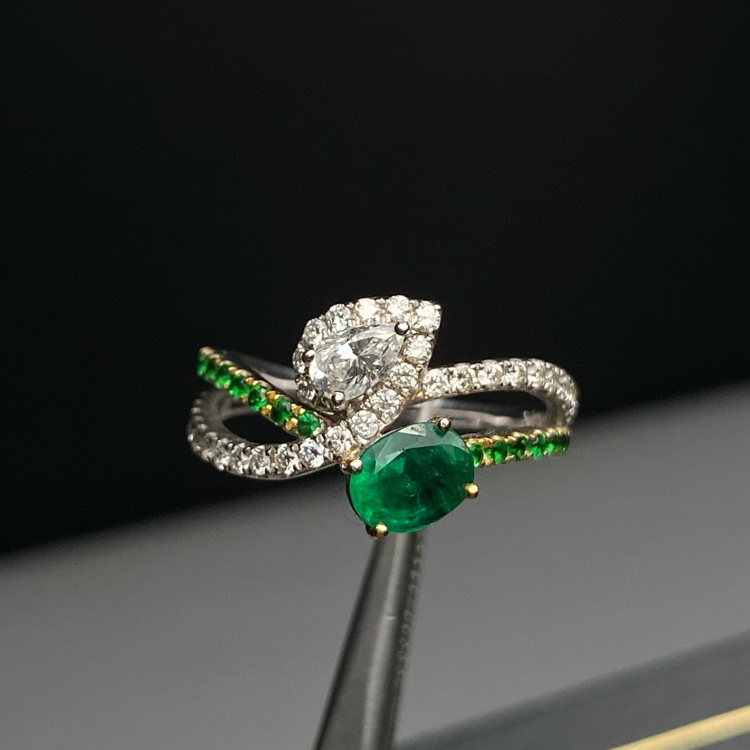 14k Gold 0.89 Ctw Vivid Green Natural Emerald & Diamond Ring: Ref:231068255 // gold content:14k gold // ring size:7. 25us // // main gemstone:emerald // shape:oval // carat weight:0. 65ct // color:vivid green // treatment:natural // // adjacent gemstone 2 :