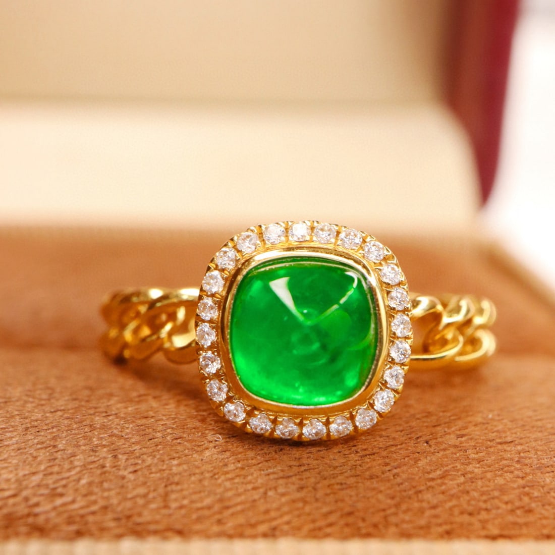 14k Gold 1.38 Ctw Vivid Green Natural Emerald & Diamond Ring: Ref:231068268 // gold content:14k gold // ring size:7. 25us // // main gemstone:emerald // shape:sugar-loaf // carat weight:1. 26ct // color:vivid green // treatment:natural // // adjacent gemstone 2