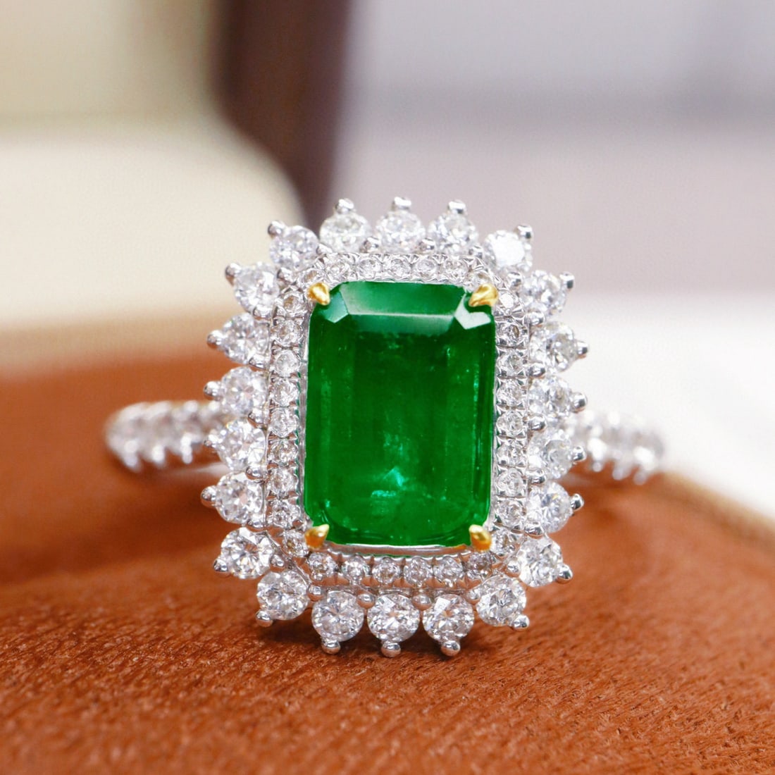 14k Gold 1.53 Ctw Vivid Green Natural Emerald & Diamond Ring: Ref:231068270 // gold content:14k gold // ring size:7. 25us // // main gemstone:emerald // shape:octagonal // carat weight:1. 00ct // color:vivid green // treatment:natural // // adjacent gemstone 2 :