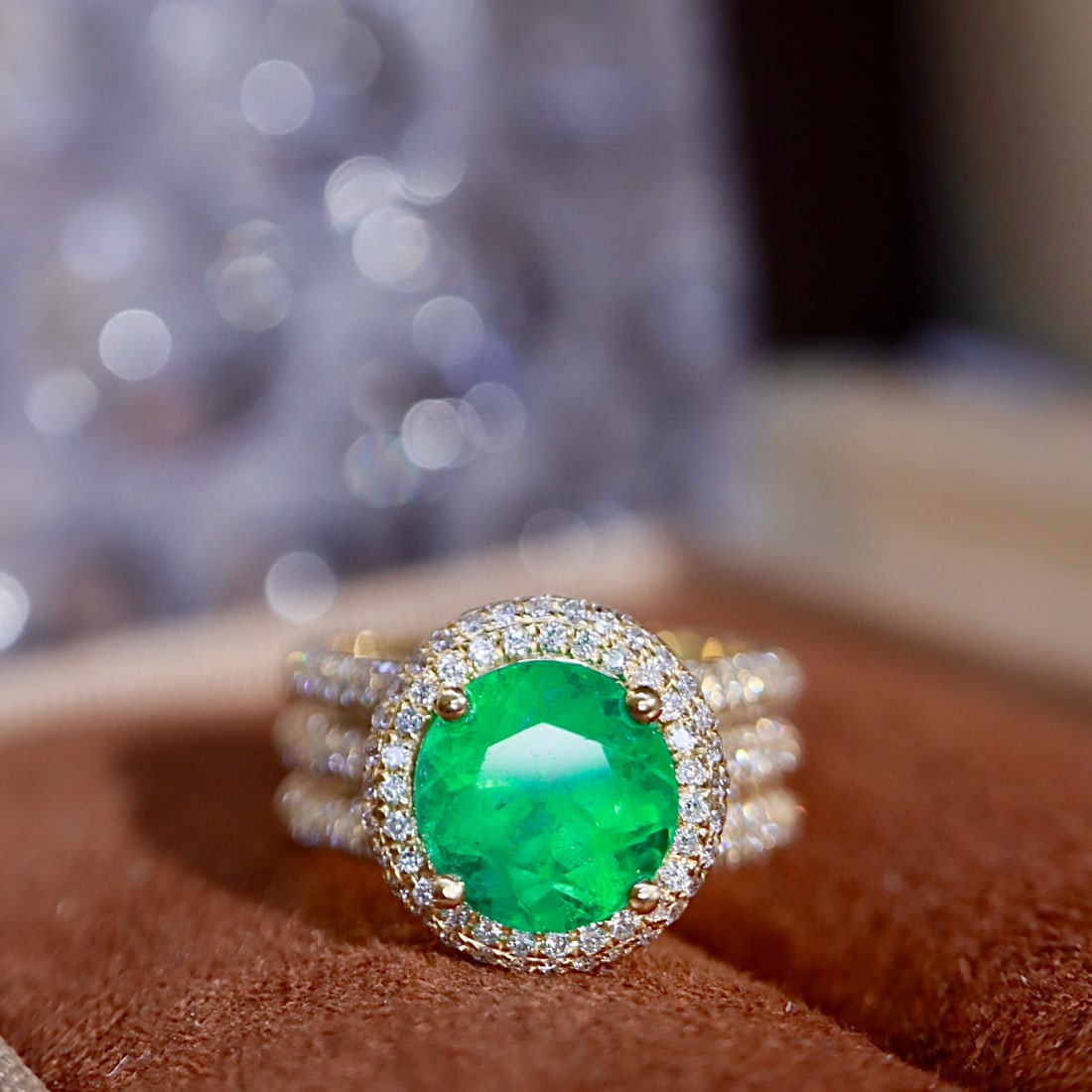 14k Gold 2.80 Ctw Vivid Green Natural Emerald & Diamond Ring: Ref:231068328 // gold content:14k gold // ring size:7. 25us // // main gemstone:emerald // shape:round // carat weight:2. 09ct // color:vivid green // treatment:natural // cut grade:g // // adjacent