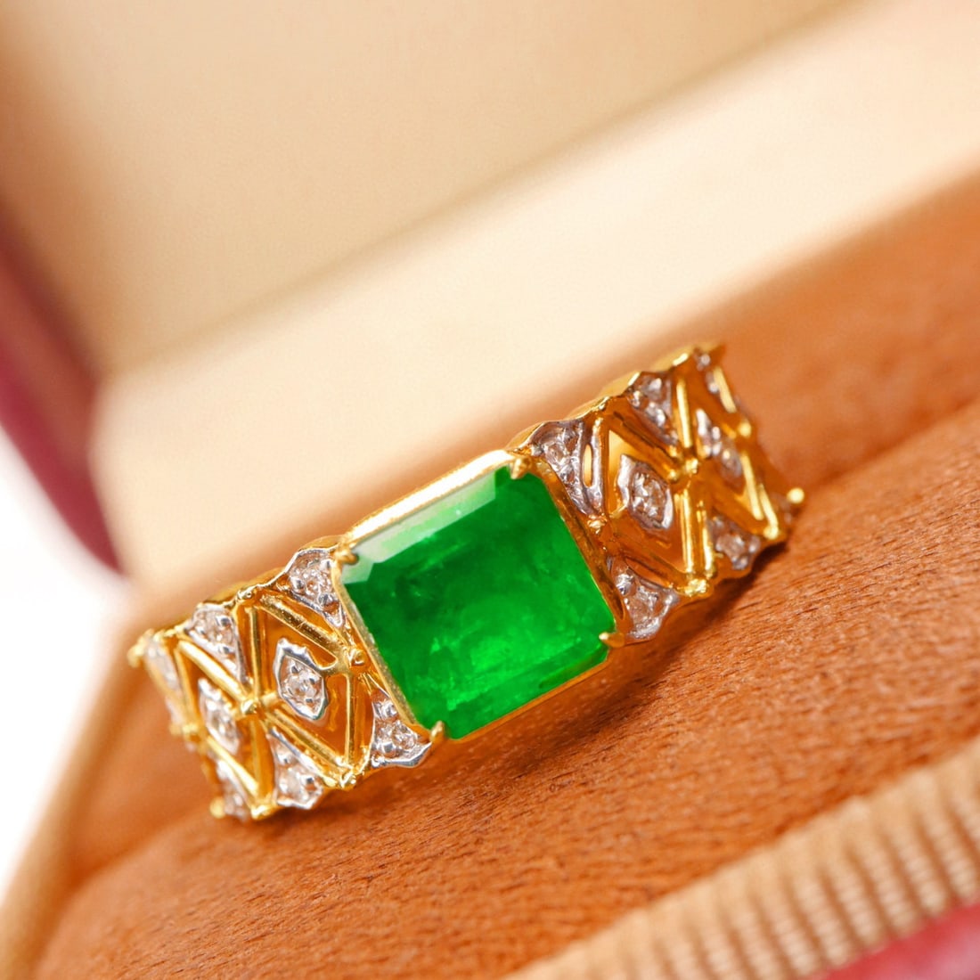 14k Gold 1.09 Ctw Vivid Green Natural Emerald & Diamond Ring: Ref:231068332 // gold content:14k gold // ring size:7. 25us // // main gemstone:emerald // shape:octagonal // carat weight:1. 00ct // color:vivid green // treatment:natural // // adjacent gemstone 2 :
