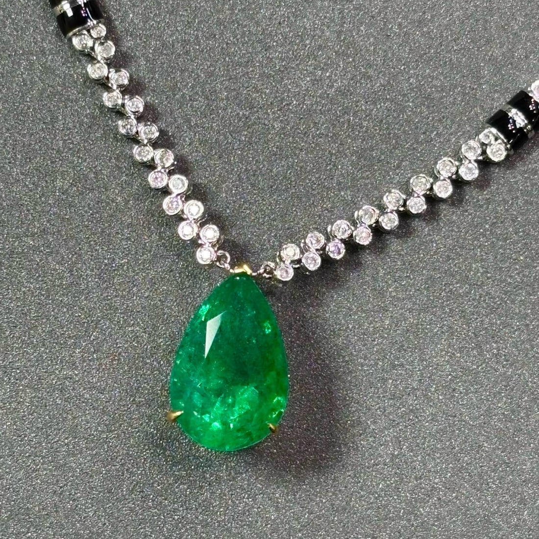 14k Gold 4.78 Ct Vivid Green Natural Emerald & Diamond Necklace: Ref:231068335 // gold content:14k gold // main gemstone:emerald // shape:pear // carat weight:4. 78ct // color:vivid green // treatment:natural // // adjacent gemstone 2 : diamond // shape:round // cl