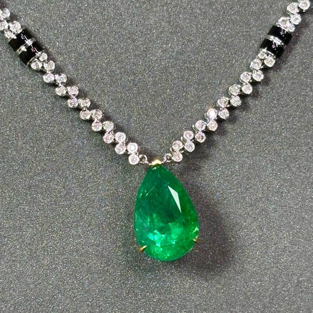 14k Gold 4.78 Ct Vivid Green Natural Emerald & Diamond Necklace - 2