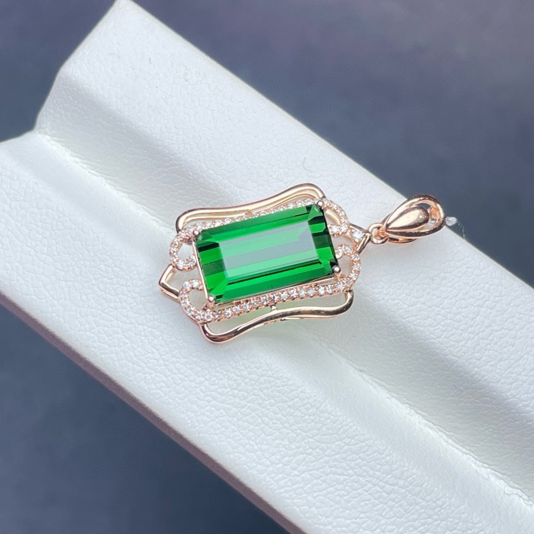 14k Gold 5.1 Ct Natural Tourmaline & Diamond Pendant( Without Chain ): Ref:231068338 // gold content:14k gold // main gemstone:tourmaline // shape:octagonal // carat weight:5. 1ct // color:green // treatment:natural // // adjacent gemstone 2 : diamond // shape:round //