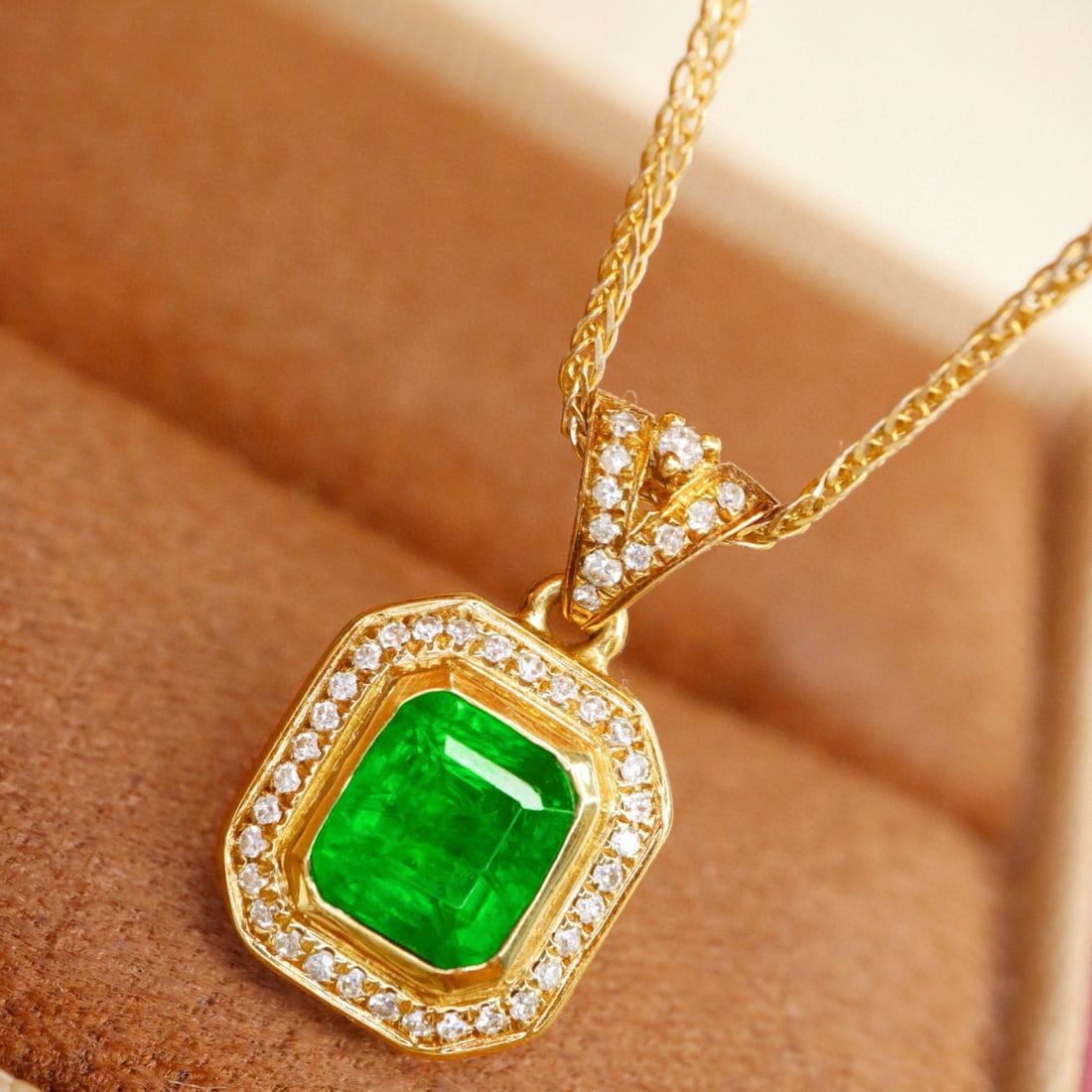 14k Gold 1.04 Ctw Vivid Green Natural Emerald & Diamond Pendant( Without Chain ): Ref:231068345 // gold content:14k gold // main gemstone:emerald // shape:octagonal // carat weight:0. 93ct // color:vivid green // treatment:natural // // adjacent gemstone 2 : diamond // shape:round