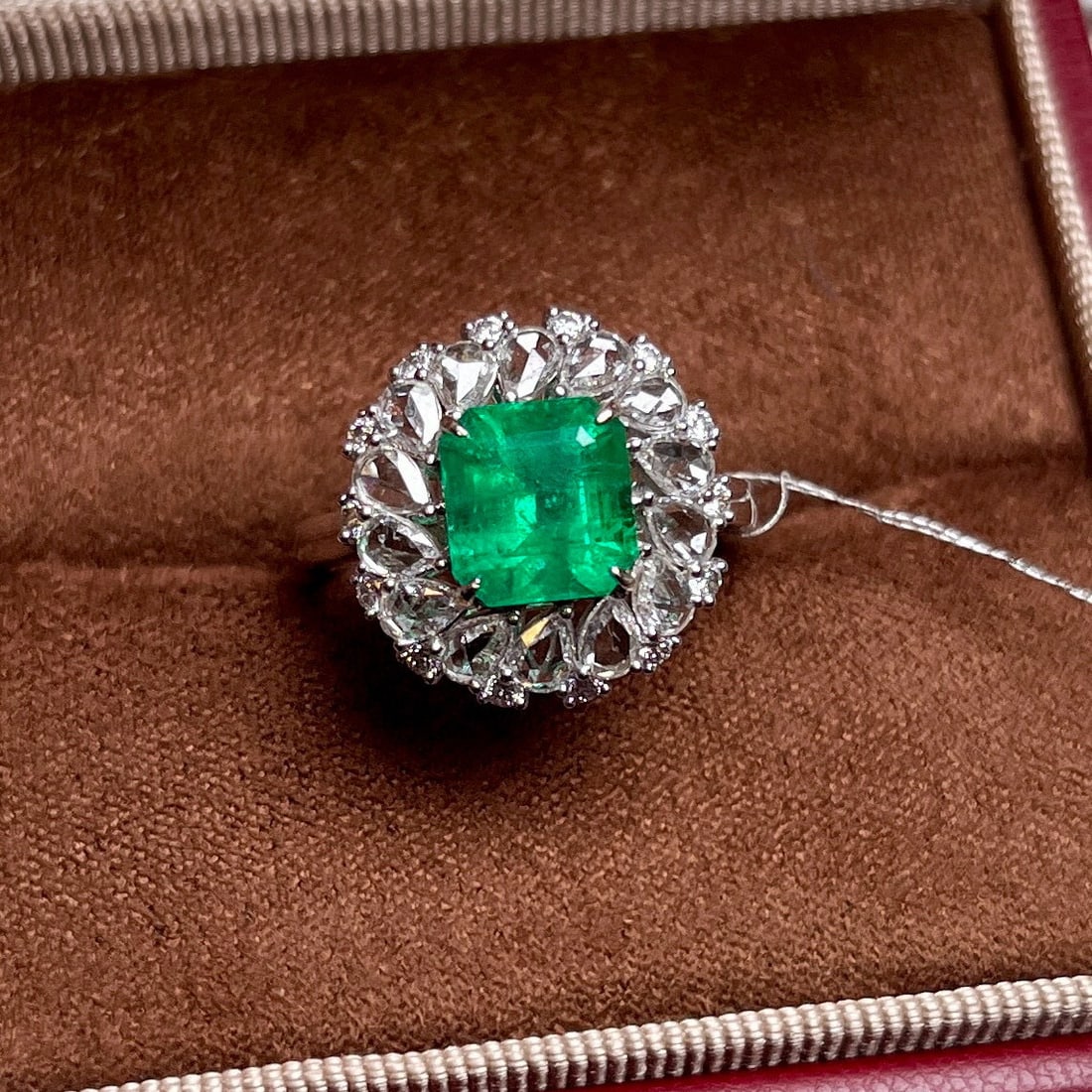 14k Gold 3.07 Ctw Vivid Green Natural Emerald & Diamond Ring: Ref:231068356 // gold content:14k gold // ring size:7. 25us // // main gemstone:emerald // shape:octagonal // carat weight:2. 06ct // color:vivid green // treatment:natural // // adjacent gemstone 2 :