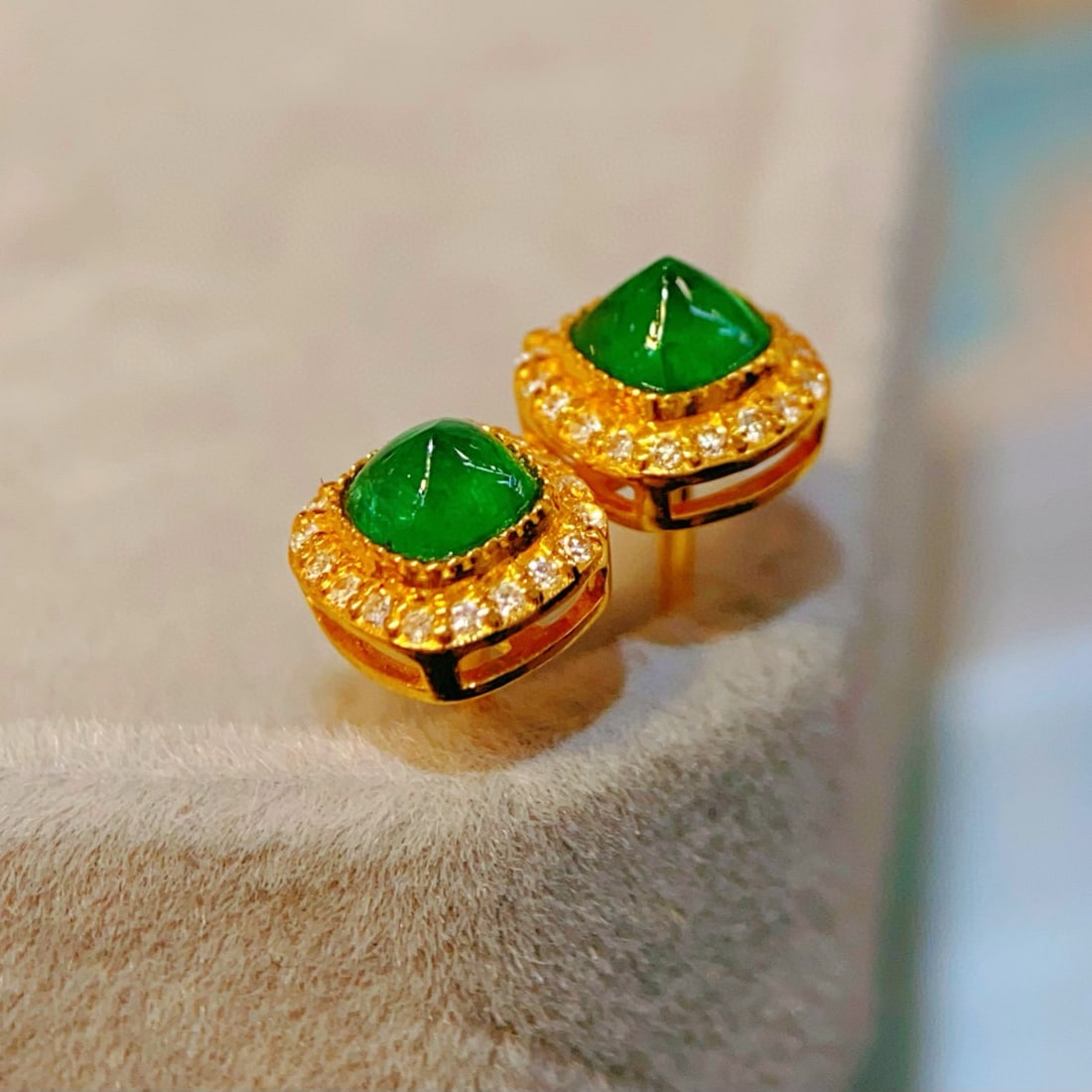 14k Gold 0.6 Ct Vivid Green Natural Emerald & Diamond Earrings - 3