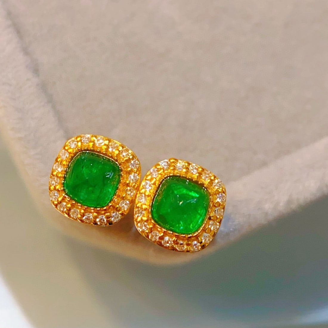 14k Gold 0.6 Ct Vivid Green Natural Emerald & Diamond Earrings - 4