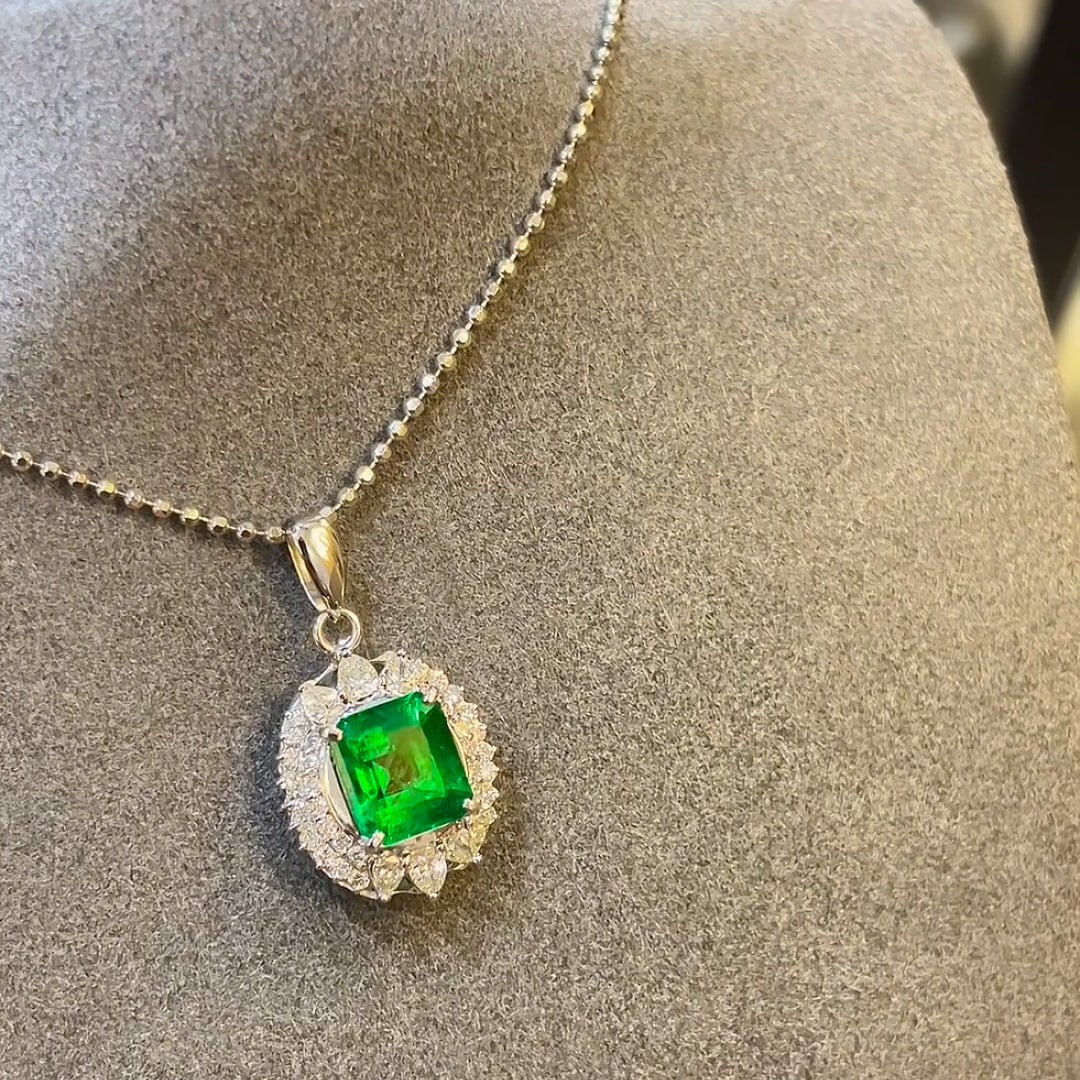 14k Gold 3.45 Ctw Vivid Green Natural Emerald & Diamond Pendant( Without Chain ): Ref:231068375 // gold content:14k gold // main gemstone:emerald // shape:octagonal // carat weight:2. 69ct // color:vivid green // treatment:natural // // adjacent gemstone 2 : diamond // shape:multip
