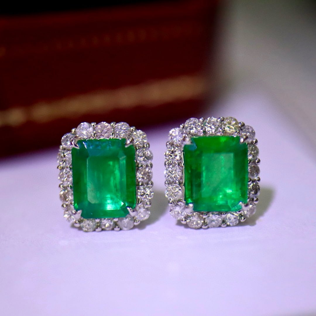 14k Gold 2.00 Ctw Vivid Green Natural Emerald & Diamond Earrings: Ref:231068380 // gold content:14k gold // main gemstone:emerald // shape:octagonal // carat weight:1. 48ct // color:vivid green // treatment:natural // // adjacent gemstone 2 : diamond // shape:round 