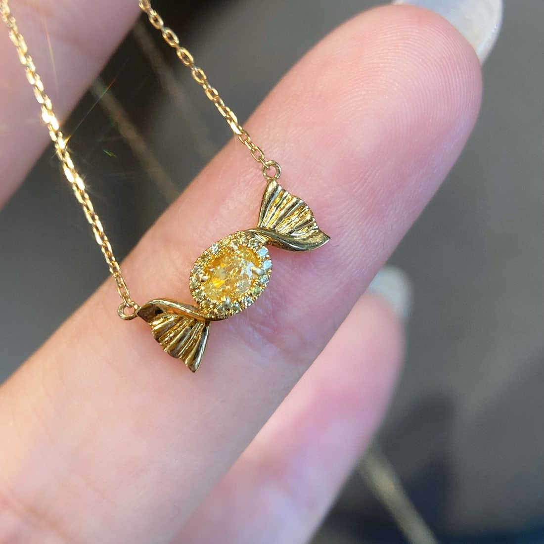 14k Gold 0.23 Ct Natural Yellow Diamond & Diamond Necklace: Ref:231068383 // gold content:14k gold // main gemstone:yellow diamond // shape:oval // carat weight:0. 23ct // color:yellow // treatment:natural // // adjacent gemstone 2 : diamond // shape:round //