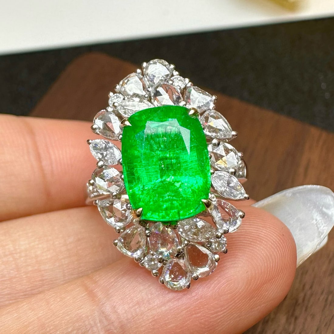 14k Gold 3.61 Ct Vivid Green Natural Emerald & Sapphire & Diamond Ring - 2