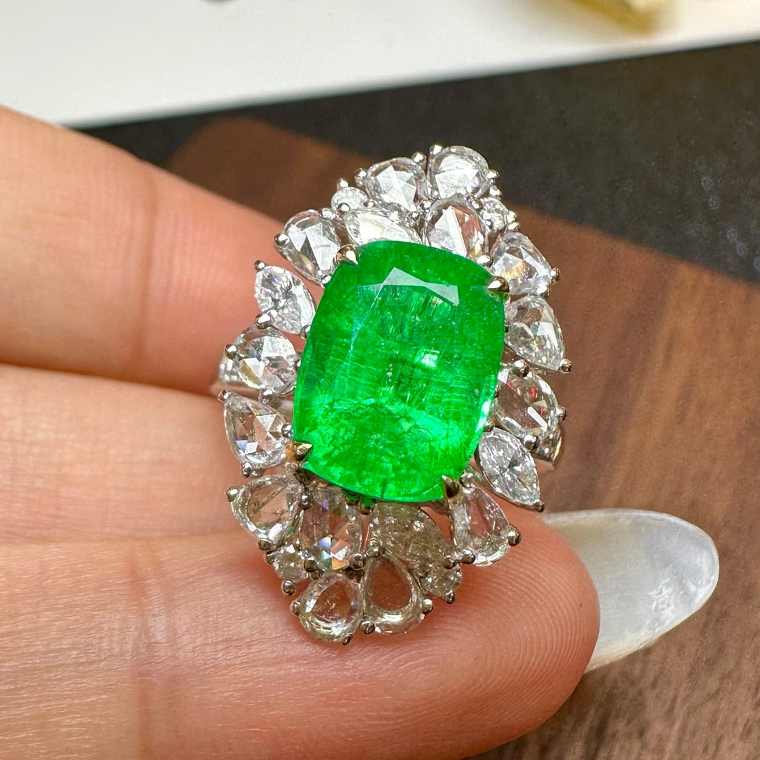 14k Gold 3.61 Ct Vivid Green Natural Emerald & Sapphire & Diamond Ring - 3