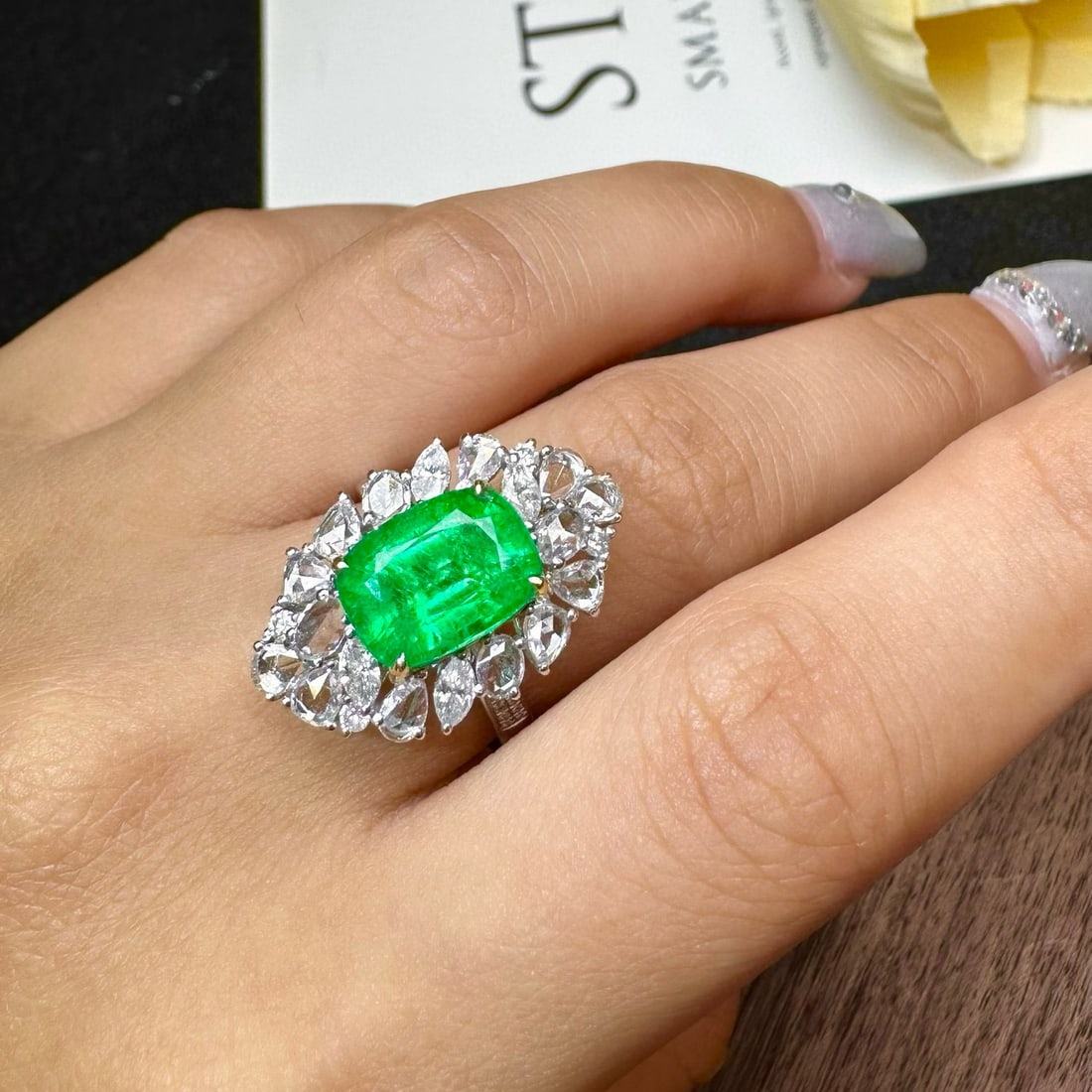 14k Gold 3.61 Ct Vivid Green Natural Emerald & Sapphire & Diamond Ring - 4