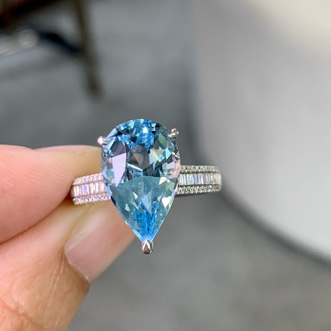 14k Gold 4.57 Ctw Natural Aquamarine & Diamond Ring: Ref:231068424 // gold content:14k gold // ring size:7. 25us // // main gemstone:aquamarine // shape:pear // carat weight:4. 25ct // color:santa maria color // treatment:natural // // adjacent gemstone