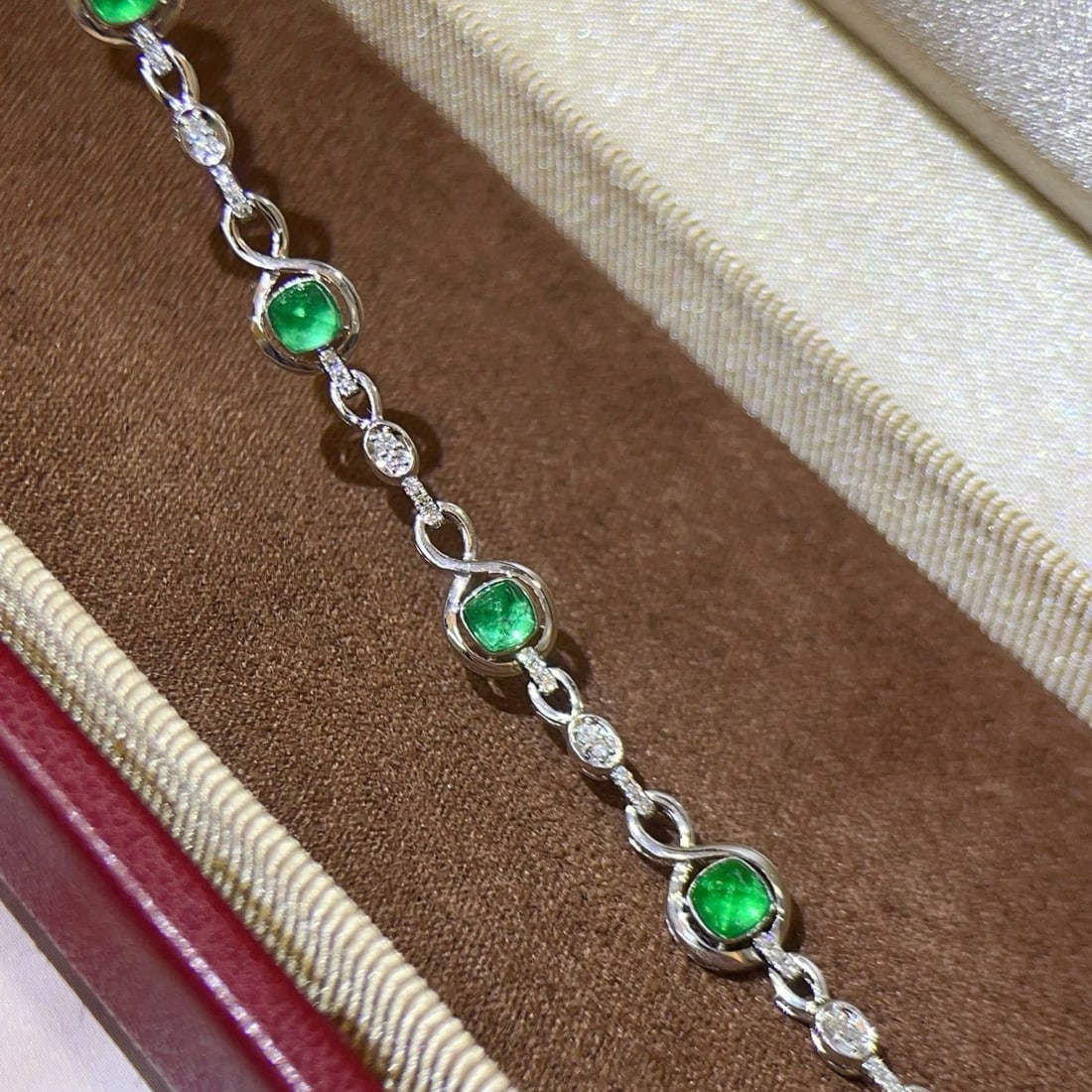 14k Gold 1.32 Ctw Natural Emerald & Diamond Bracelet: Ref:231068437 // gold content:14k gold // main gemstone:emerald // shape:sugar-loaf // carat weight:1. 1ct // color:green // treatment:natural // // adjacent gemstone 2 : diamond // shape:round //