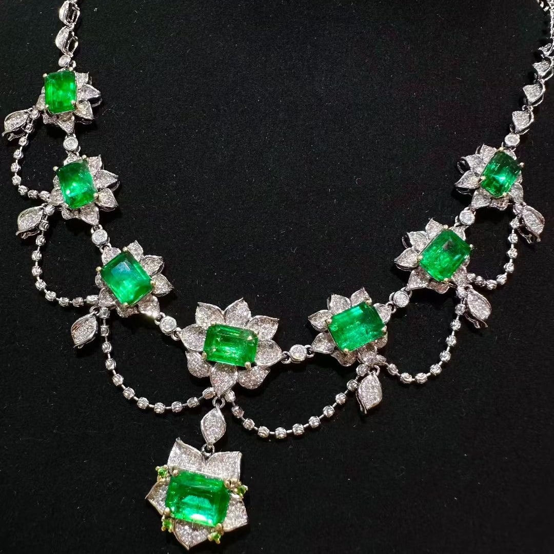 14k Gold 8.5 Ct Vivid Green Natural Emerald & Diamond Necklace - 2