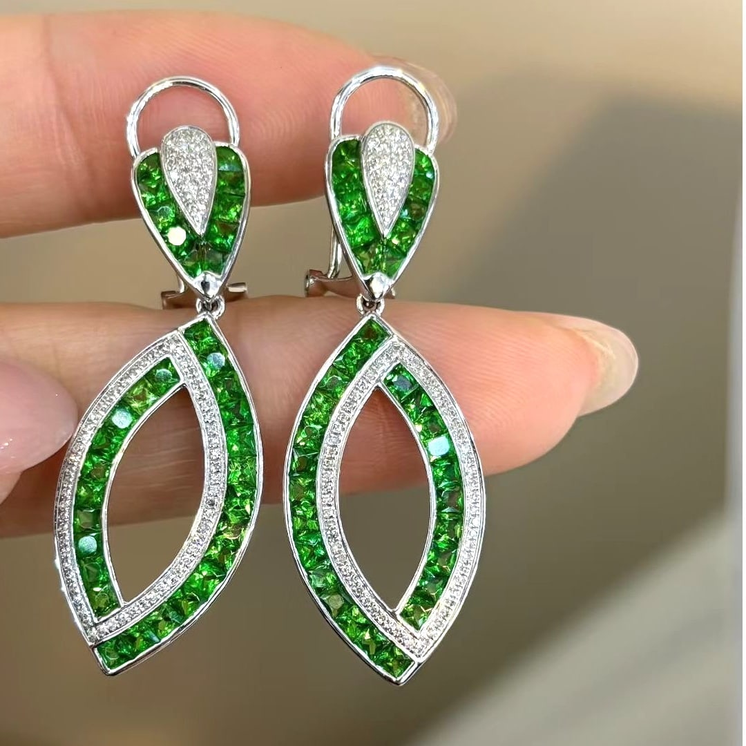 14k Gold 5.5 Ct Natural Tsavorite & Diamond Earrings: Ref:231069050 // gold content:14k gold // main gemstone:tsavorite // shape:princess // carat weight:5. 5ct // color:green // treatment:natural // // adjacent gemstone 2 : diamond // shape:round //