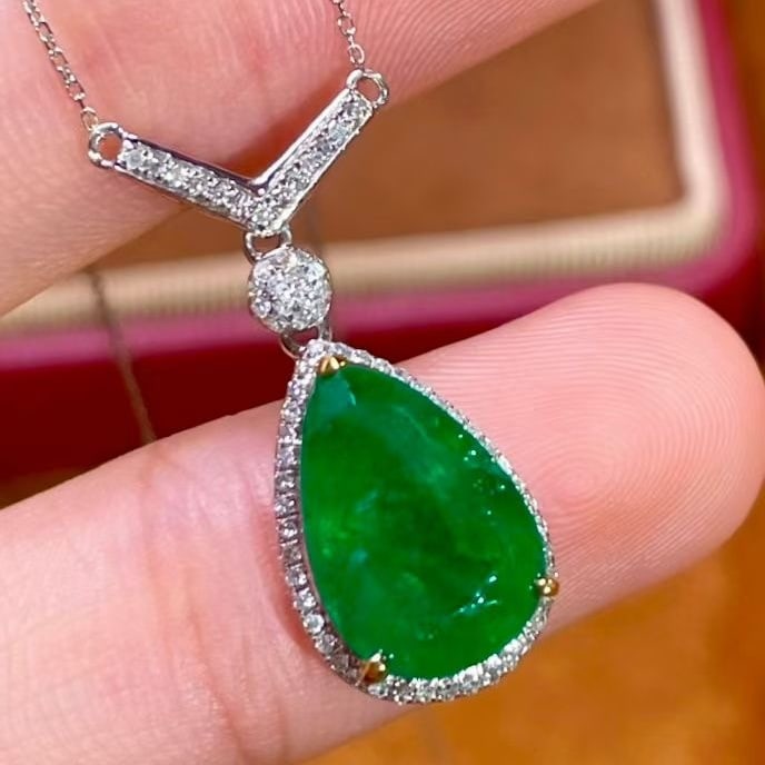 14k Gold 3 Ct Vivid Green Natural Emerald & Diamond Necklace - 2