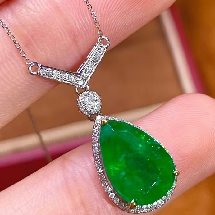 14k Gold 3 Ct Vivid Green Natural Emerald & Diamond Necklace - 3