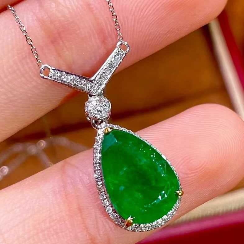 14k Gold 3 Ct Vivid Green Natural Emerald & Diamond Necklace - 5