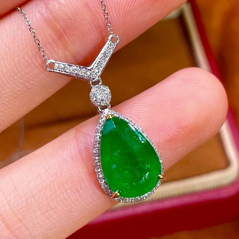 14k Gold 3 Ct Vivid Green Natural Emerald & Diamond Necklace - 6