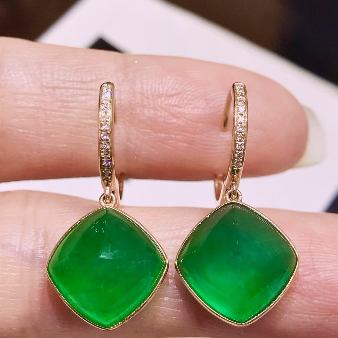 14k Gold 10.7 Ct Vivid Green Natural Emerald & Diamond Earrings: Ref:231069206 // gold content:14k gold // main gemstone:emerald // shape:sugar-loaf // carat weight:10. 7ct // color:vivid green // treatment:natural // // adjacent gemstone 2 : diamond // number of s