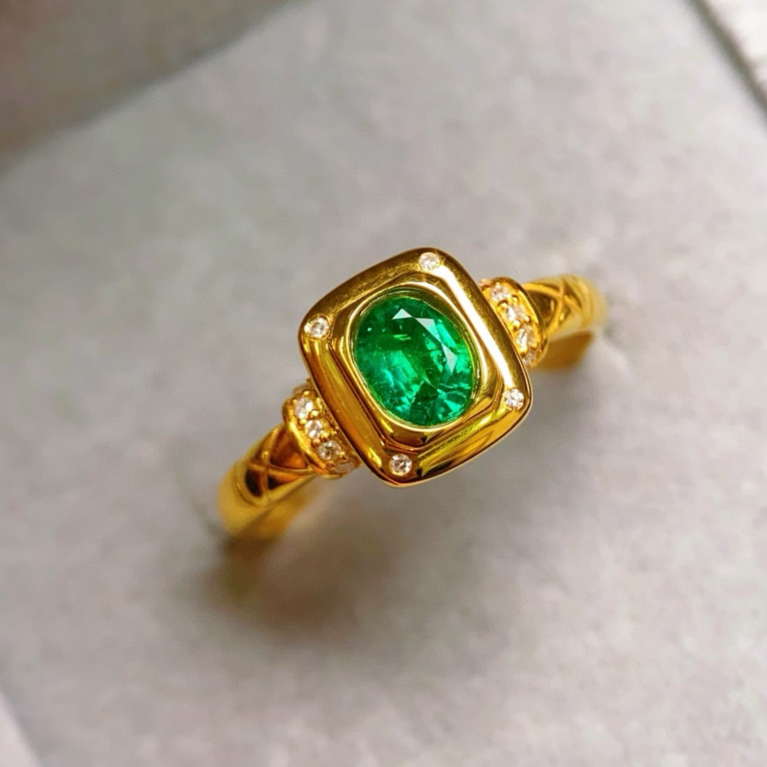 14k Gold 0.6 Ct Vivid Green Natural Emerald & Diamond Ring: Ref:231069247 // gold content:14k gold // ring size:7. 25us // // main gemstone:emerald // shape:oval // carat weight:0. 6ct // color:vivid green // treatment:natural // // adjacent gemstone 2 :