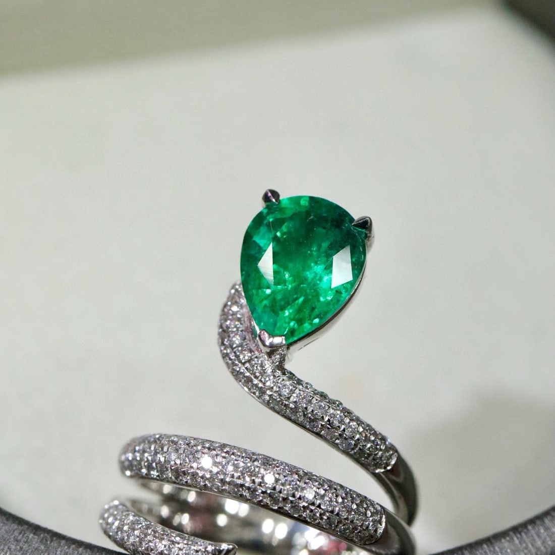 14k Gold 2.60 Ctw Vivid Green Natural Emerald & Diamond Ring: Ref:231070045 // gold content:14k gold // ring size:7. 25us // // main gemstone:emerald // shape:pear // carat weight:2. 1ct // color:vivid green // treatment:natural // // adjacent gemstone 2 :