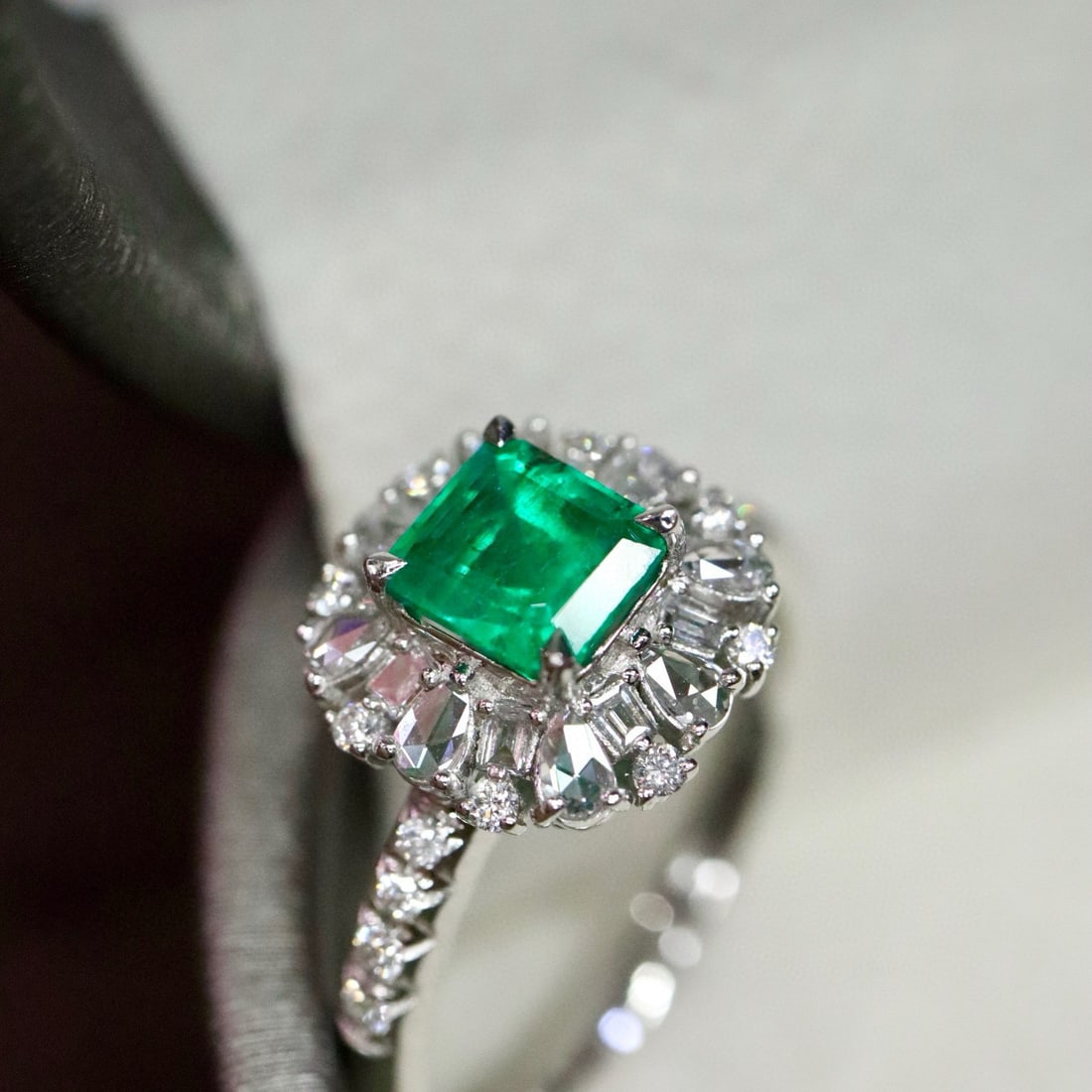 14k Gold 1.29 Ctw Vivid Green Natural Emerald & Diamond Ring - 2