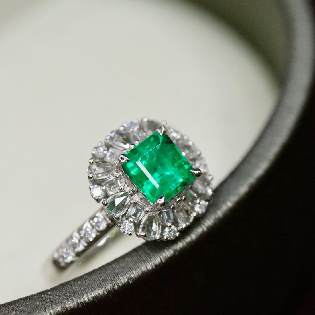 14k Gold 1.29 Ctw Vivid Green Natural Emerald & Diamond Ring - 3