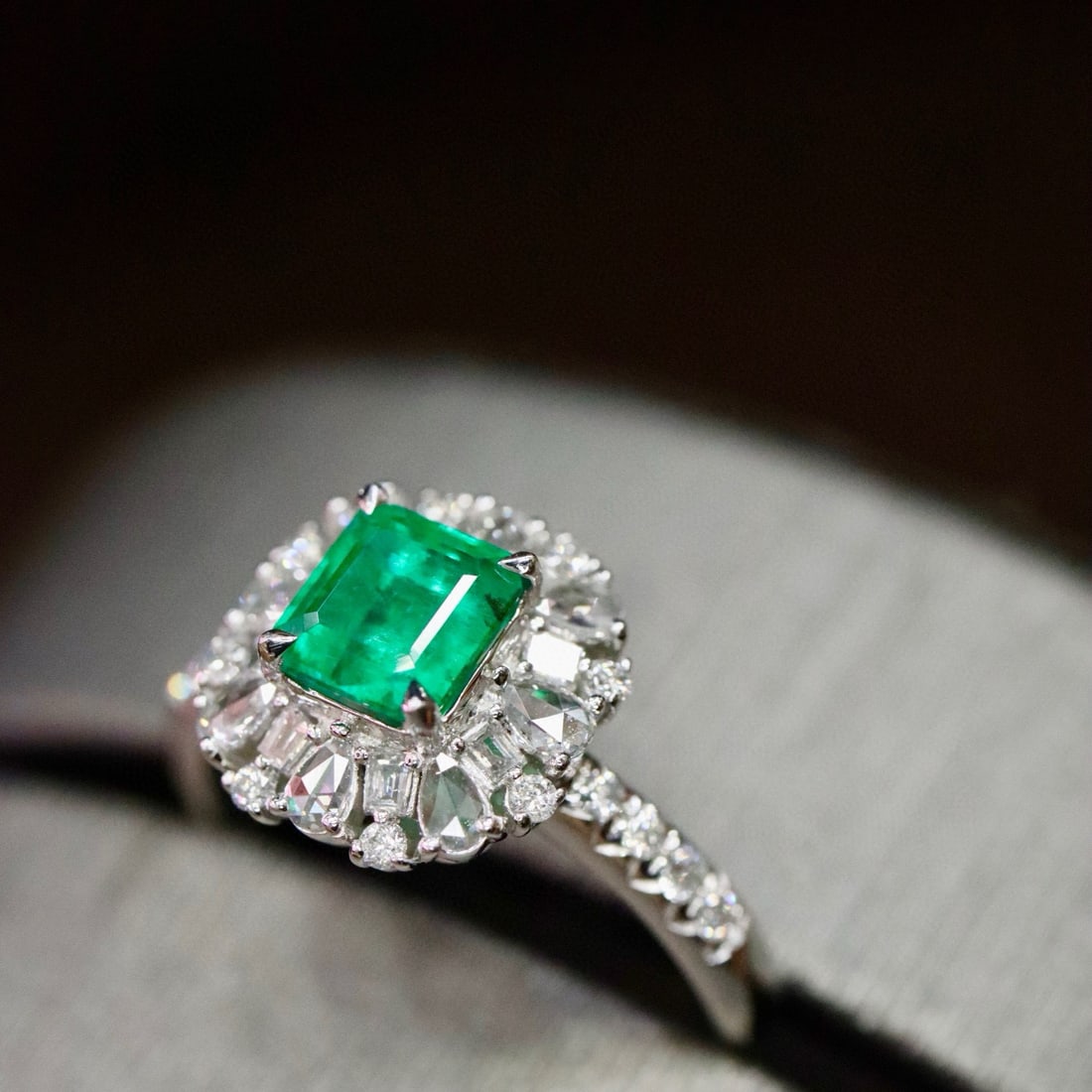14k Gold 1.29 Ctw Vivid Green Natural Emerald & Diamond Ring - 4
