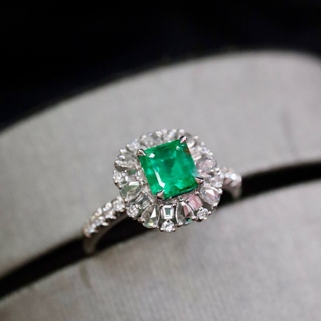 14k Gold 1.29 Ctw Vivid Green Natural Emerald & Diamond Ring - 5